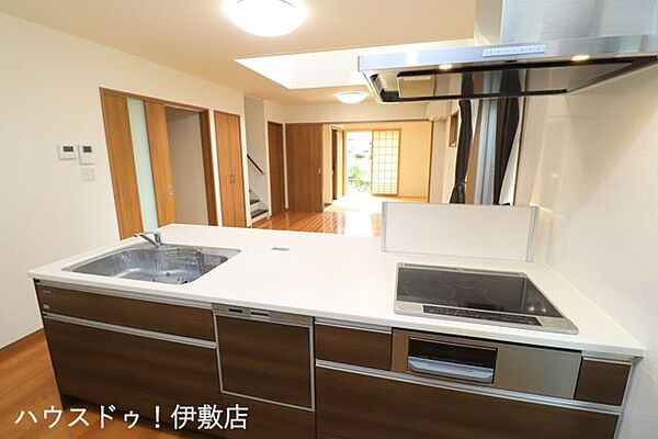 【キッチン】カウンターキッチンで家族の笑顔を見守りながら調理できます！