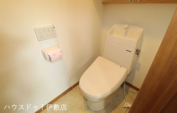 【1Fトイレ】ウォシュレット機能のトイレ。