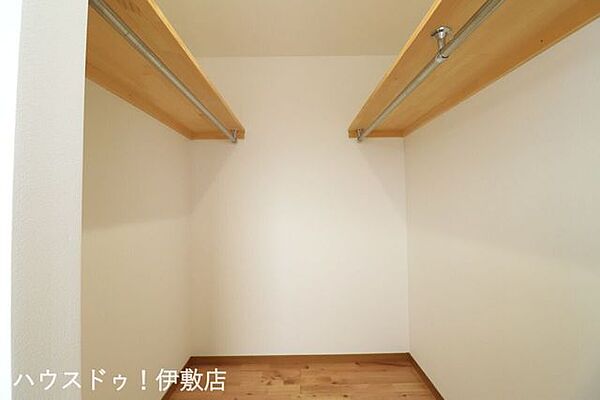 【ウォークインクローゼット】ハンガーパイプ付きでかける収納が可能です！