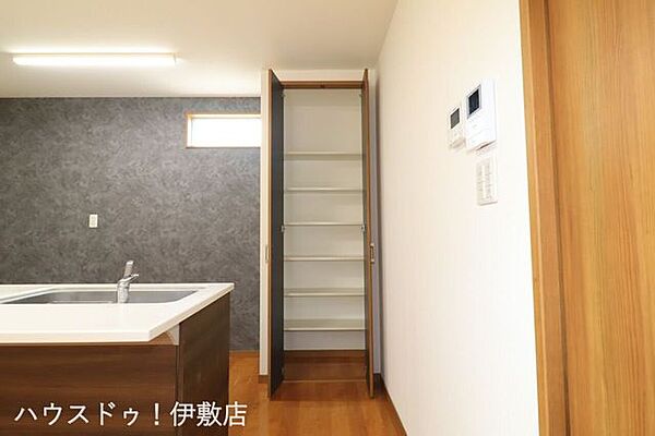 【キッチン収納】キッチン背面に便利な棚付きの収納！保存食品や調理器具など収納可能です