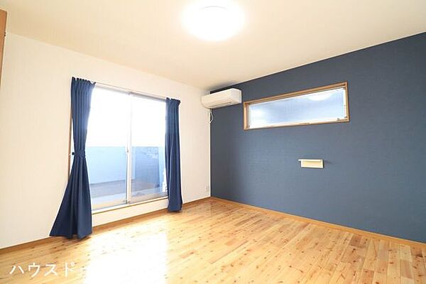 【洋室8帖】南側に掃き出し窓があり、明るい洋室です