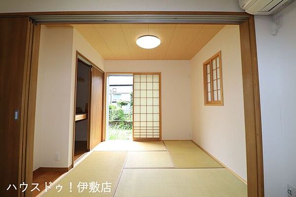 【和室】南側に掃き出し窓があり、明るい和室です