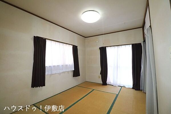 【2F和室6帖】東側と南側に窓があり、明るい和室です！