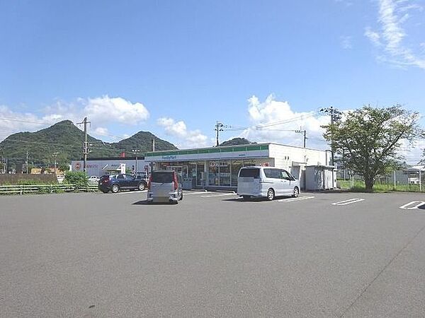 ファミリーマート 姶良東餅田店[ファミリーマート 姶良東餅田店]飲食品、日用品を取扱うコンビニエンスストアー 650m