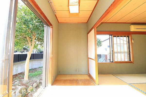 【広縁】南から暖かい日差しが入り、椅子を置いて日向ぼっこなどゆっくりと過ごせます