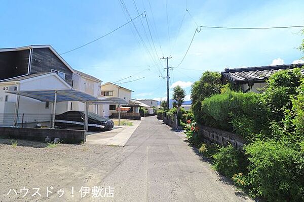【前面道路】北西側前面道路、道路幅員約3.5ｍ車がすれ違うには厳しい道幅ですが、車はスピードを抑えて走行するので、お子様にも安全な道幅となっています。