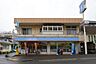 周辺：ローソン鹿児島玉里団地店【ローソン鹿児島玉里団地店】飲食品、日用品を取扱うコンビニエンスストアー 190m