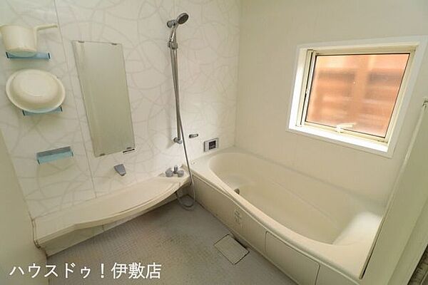 【浴室】洗い場が広いタイプの浴室。子供達と一緒にお風呂に入れます