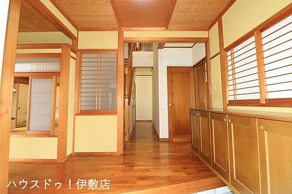 【玄関】広々とした玄関。ゆとりを持って行動できます