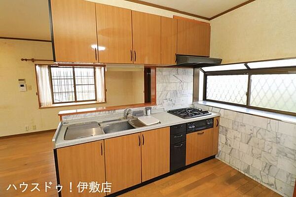 【1Fキッチン】カウンターキッチンで家族の笑顔を見守りながら調理できます！
