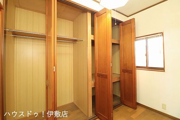 【1F納戸】広々とした納戸。ハンガーパイプがついており、かける収納が可能です