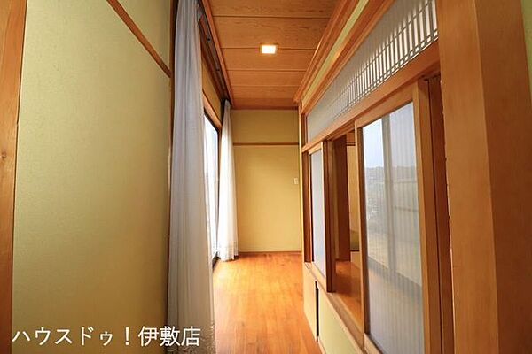 【1F縁側】趣のある縁側。椅子に腰かけてゆっくりと過ごせます