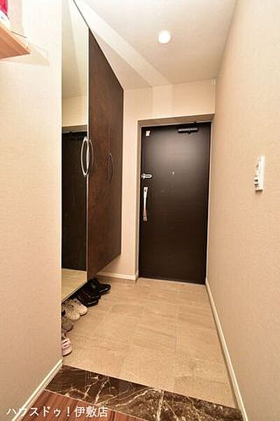 【玄関】玄関には大き目のシューズボックス付。高さのある鏡付きで家を出る前に全身をチェックできます