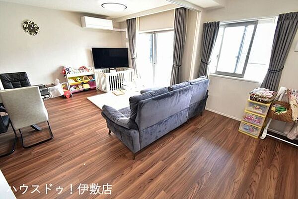 【リビング】リビング14.7帖と洋室6帖の合わせて20.7帖の広々空間