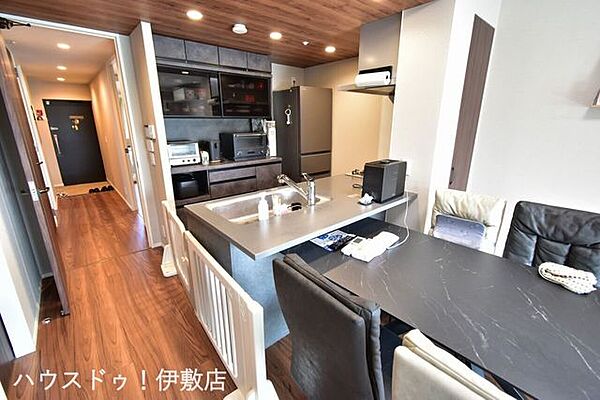【キッチン】下がり天井で落ち着きのある空間を演出