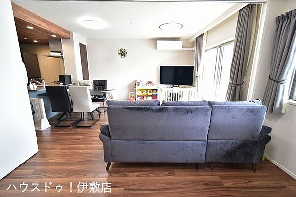 【リビング】白を基調とした室内で清潔感と開放感があります