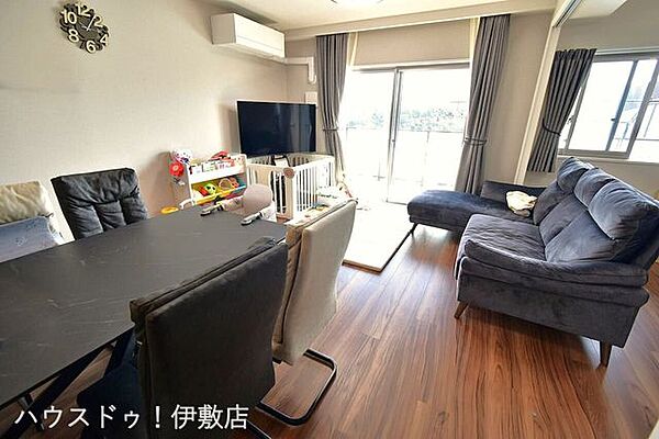 【リビング】売主様居住中の為、内覧の際には事前のご予約が必要となります。詳しくはお問い合わせください。