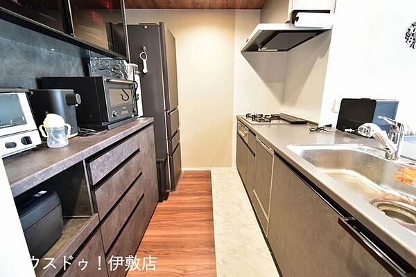 【キッチン】キッチンからリビング全体と隣接する洋室まで見渡せます。家族と会話しながらの作業も楽しめますね。