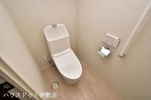 【トイレ】ウォシュレット機能付きトイレですタオルリングやペーパーホルダー、手すりも完備です
