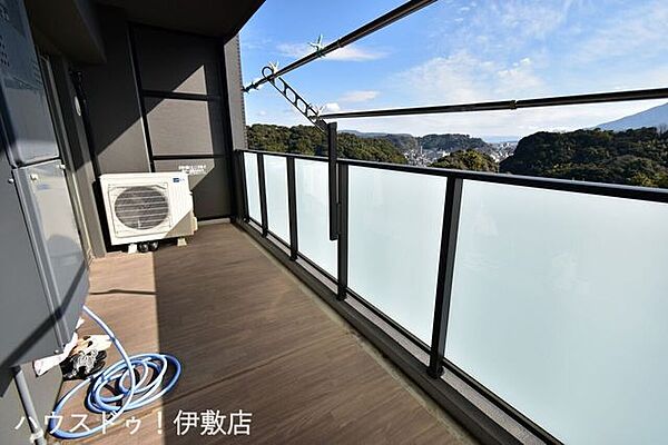 【バルコニー】椅子を置いて、桜島の方から昇る朝日を見ながらコーヒーはいかがでしょうか？