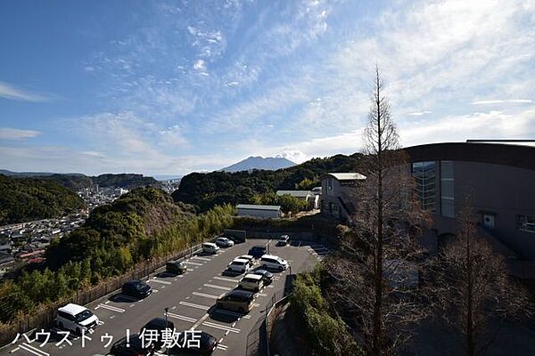【眺望写真】バルコニーからの眺望写真です。桜島が眺望可能です