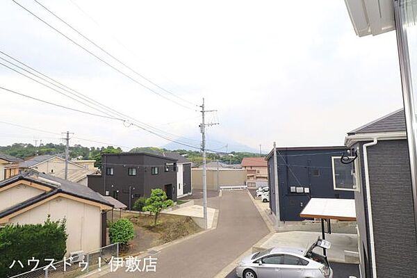 【眺望写真】洋室から桜島が眺望可能です。撮影時は桜島に雲がかかっており、わかりにくいですが、晴れた日は桜島が眺望可能です！