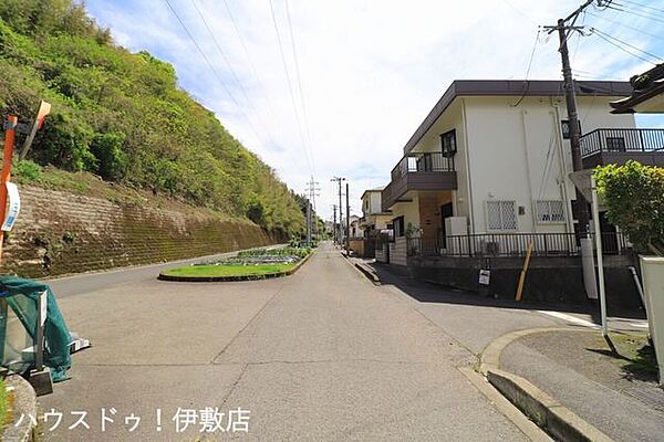 【前面道路】東側前面道路、南方面道路幅員約16ｍと広々！歩道付きで小さなお子様にも安心です！