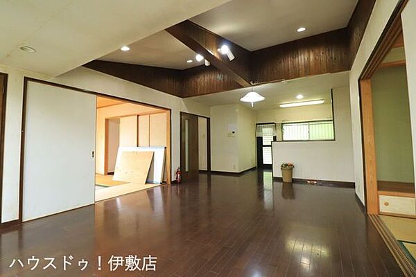 【リビング】リビングの両サイドに和室があり、ふすまをかければ開放感のある空間