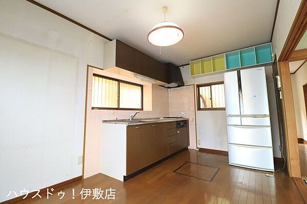 【リビング】2箇所に窓があり、通気性と採光に優れたキッチン。お料理中も手元が明るく、換気もしやすい設計です。