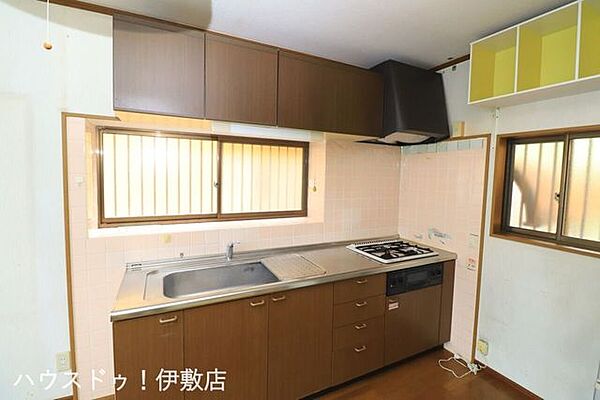 【キッチン】洗い物もしやすいワイドなシンク。調理スペースもしっかり確保されており、家事の負担を軽減します