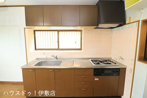 【キッチン】キッチン周りはタイル貼り。汚れが拭き取りやすく、清潔感のある状態を保ちやすいのが魅力です