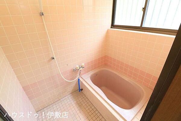 【浴室】優しい色合いのタイルがリラックスタイムを演出。毎日の疲れを癒やす、明るく落ち着いた雰囲気の浴室です