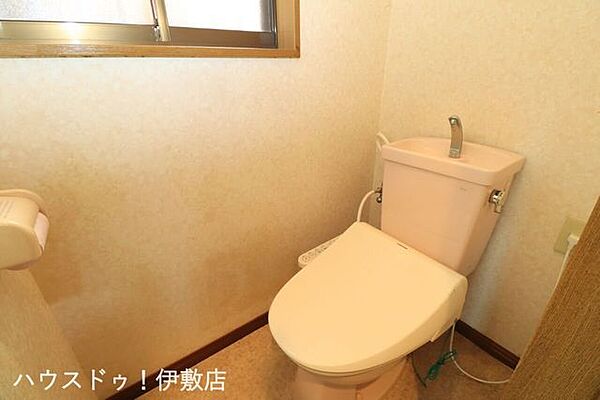 【トイレ】ウォシュレット機能付きトイレです