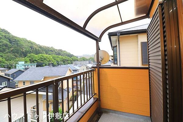 【バルコニー】屋根付きのバルコニーで急な雨にも安心です