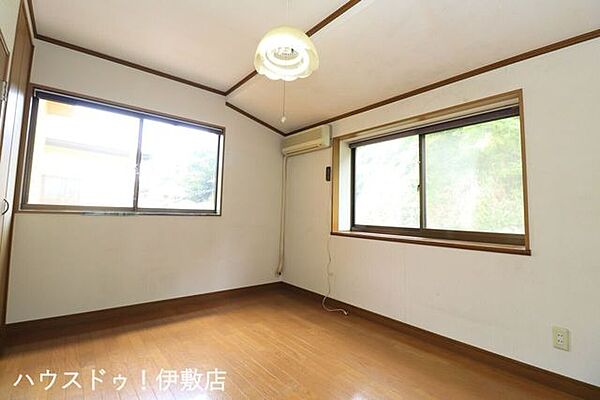 【洋室6帖】二面に窓があるため一日中安定した明るさが保てます。腰高窓なので家具の配置もしやすく模様替えも楽しめそうです。