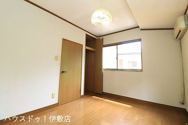 【洋室6帖】お部屋を広く使えるクローゼット付き。衣類や小物をすっきり収納でき、整理整頓もスムーズです。