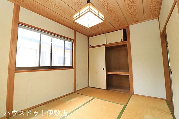 【2F和室6帖】掃き出し窓から直接ベランダへ。お布団干しや洗濯物の取り込みもスムーズに行える便利な動線です。