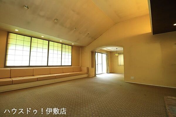 【リビング】横に長いソファー付のリビング。横に並んで家族のゆとりの空間