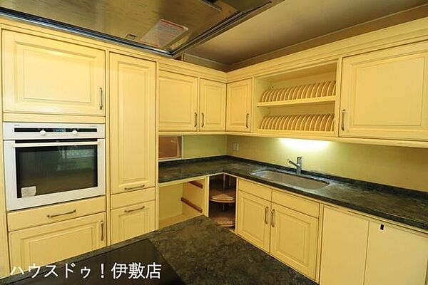 【キッチン】L型のキッチンで調理がしやすいです