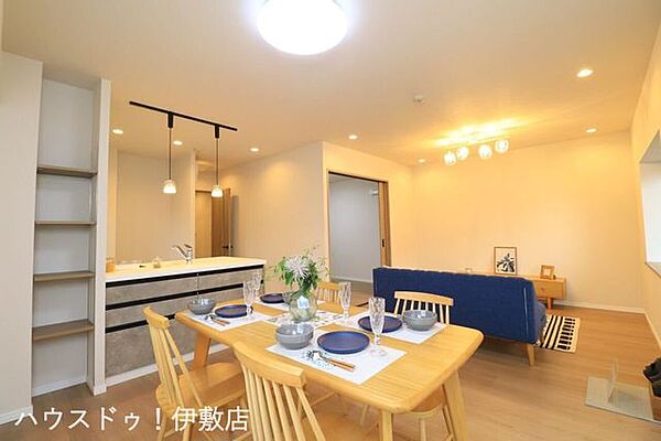【リビング】2026年4月リフォーム済（キッチン、浴室、トイレ、洗面台、建具、クロス、床等）