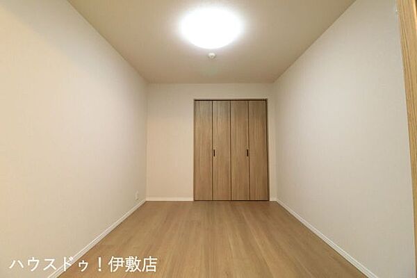 【洋室5.6帖】お部屋をすっきり保てる、木目調のクローゼットがついてます。