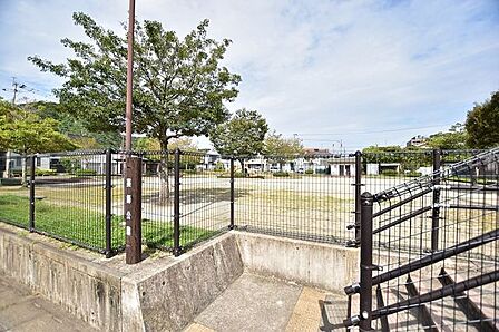 薬師公園【薬師公園】鹿児島市薬師2丁目にある公園です。トイレ、遊具、広場あり 330m
