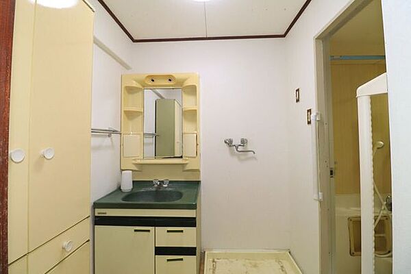 【洗面所】洗面所には洗濯機置場付。洗濯パンもついており、もしもの時も安心です
