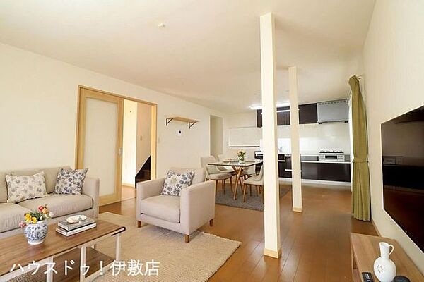 【リビング】ご家族が集うリビングは南向きで陽当り良好！駐車場も3台分完備。2021年にリフォーム済みです。