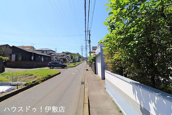 【前面道路】東側前面道路、南方面。中央分離帯付の道路。歩道付きで安心です！
