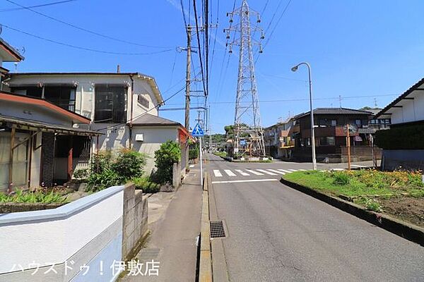 【前面道路】東側前面道路、北方面。中央分離帯付の道路。歩道付きで安心です！