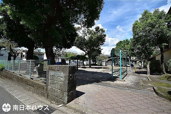 城山団地中公園【城山団地中公園】鹿児島市城山2丁目にある公園です。遊具、広場、トイレあり 130m