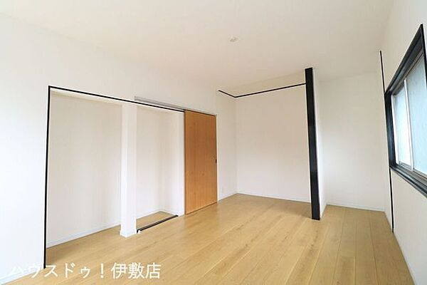 【2F洋室】扉が吊戸になっており、床を掃除しやすい扉です
