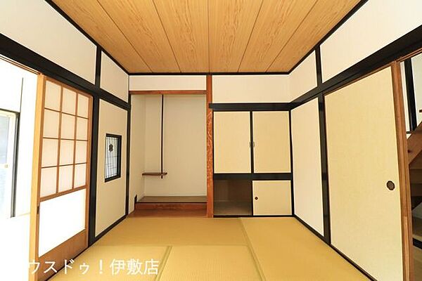 【1F和室6帖】床の間や押入付きの和室。広々とした和室で腰を下ろしてゆっくりできます