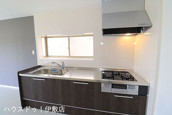 【キッチン】お料理に集中できる壁付けキッチン。前面の窓から光が入り、手元はいつも明るく快適。美味しい手料理で家族の豊かな食卓を。